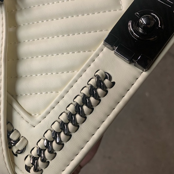Chevron Quilted Detail with Buckle Closure Chain Strap Shoulder Bag in White - Picture 4 of 9